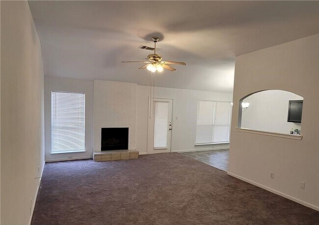 Foto del edificio - Upgraded 3 bedroom 2 bathroom home!  HOUSI...