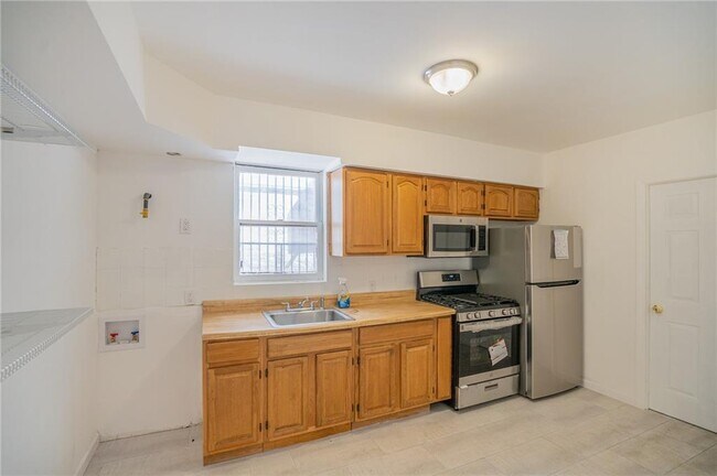 Building Photo - 490 Midwood St