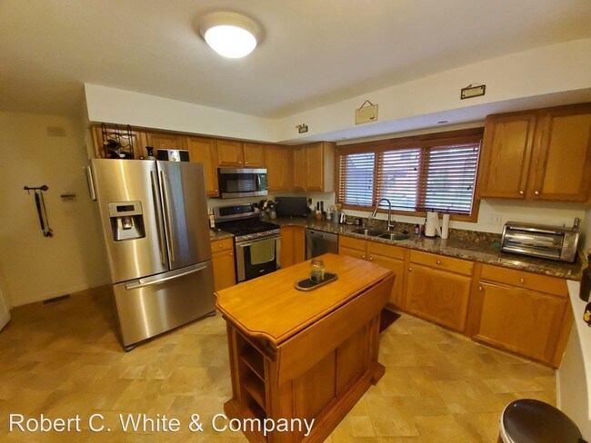 Building Photo - 2 br, 2.5 bath House - 8 Quail Court