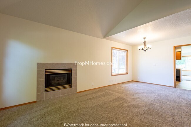 Foto del edificio - Inviting Three Bedroom Ranch In Aloha On Corner Lot - DEPOSIT SPECIAL
