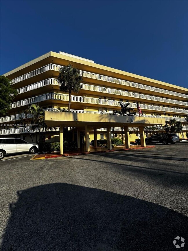 Building Photo - 2930 Point E Dr