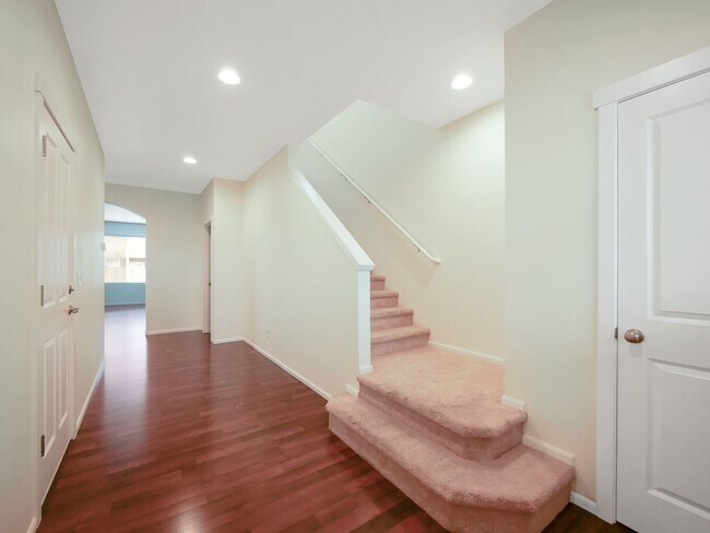 Building Photo - 5 Beds 3Baths Stunning Single-family Home ...