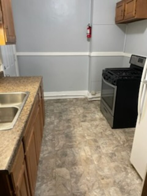 Building Photo - 1239 W 5th St