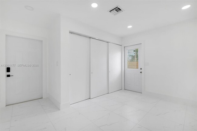 Building Photo - 810 SW 14th Ct