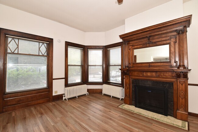 ¡Enorme sala de estar con techos de 3 metros de altura! - 1751 N Cambridge Ave