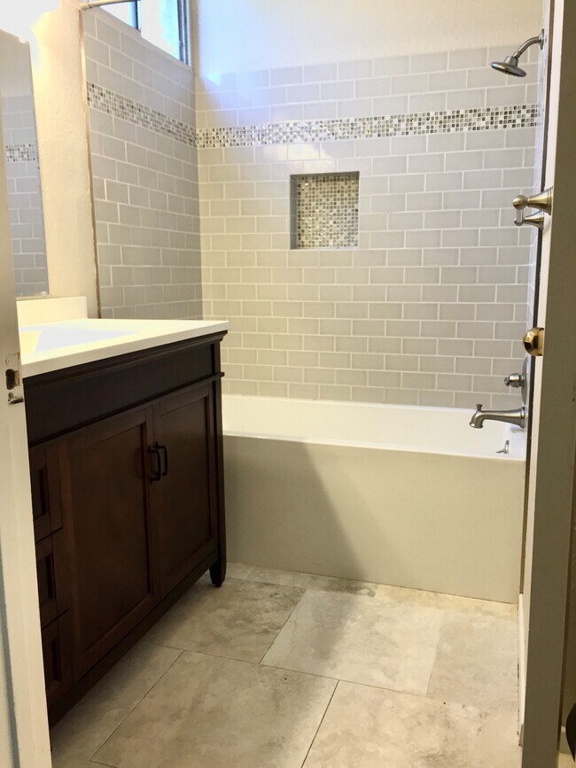 Baño principal - 1440 Veteran Ave