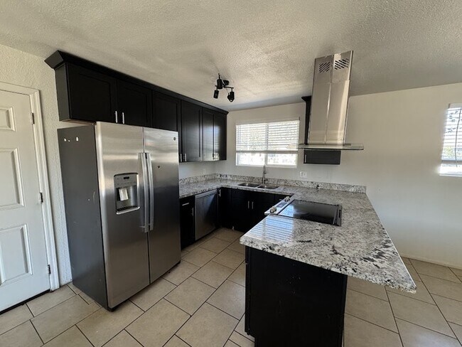 Foto del edificio - Maryvale 4 bedroom with RV gate and garage