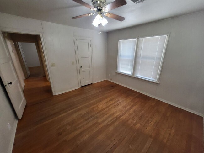 Foto del edificio - 3 bedroom 1 bathroom house with garage and...