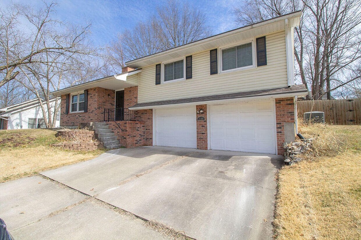 Foto principal - 3 bed, 2 bath home off Chapel Hill Road (p...