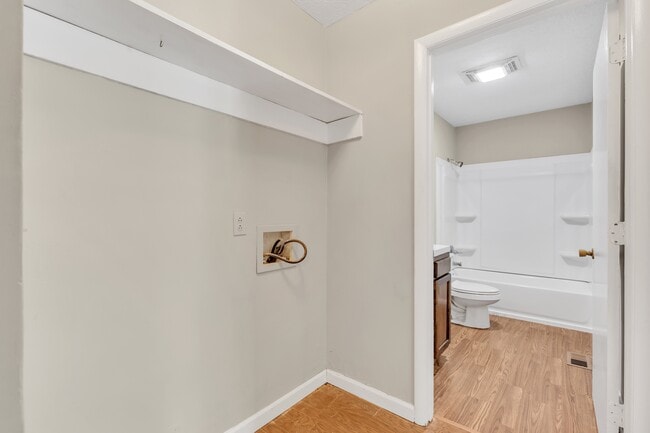 Building Photo - 844 Circle Dr