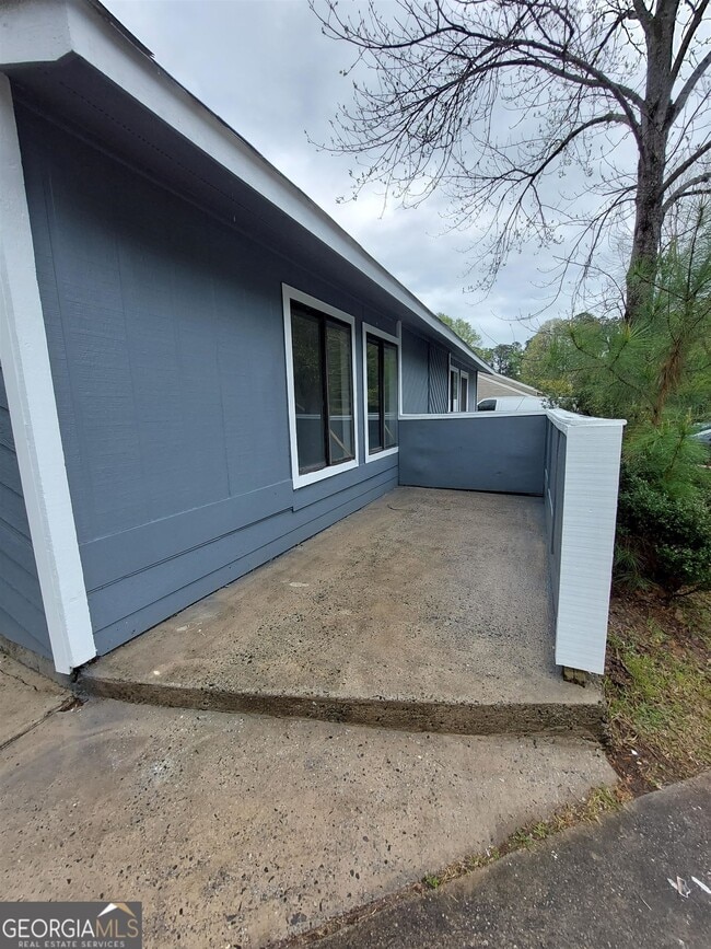 Building Photo - 106 Clear View