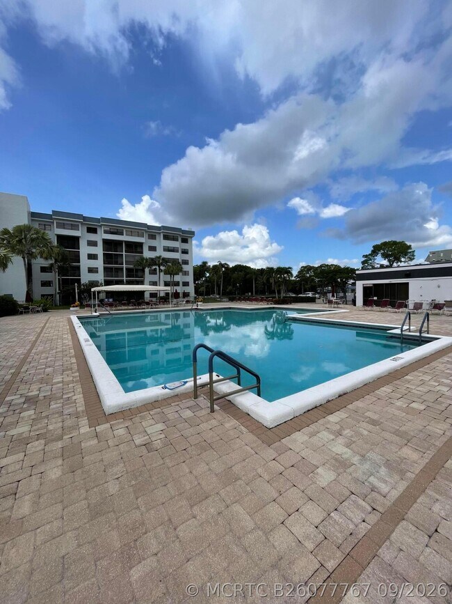Foto del edificio - 4575 Lucerne Lakes Blvd W