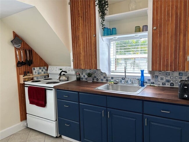 Building Photo - 810 22nd Ave N