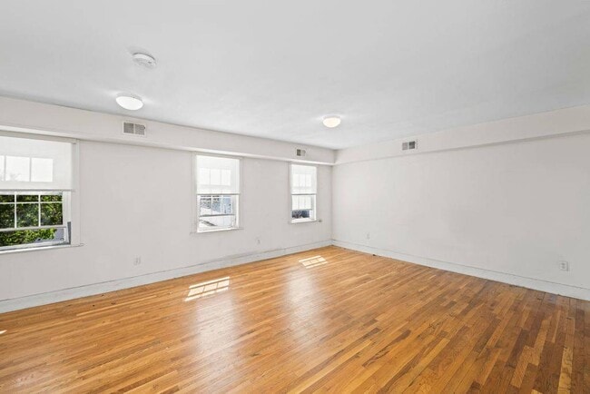 Building Photo - 143 Beach St