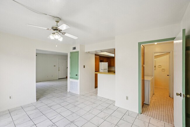 Foto del edificio - 8379 La Roche Ln