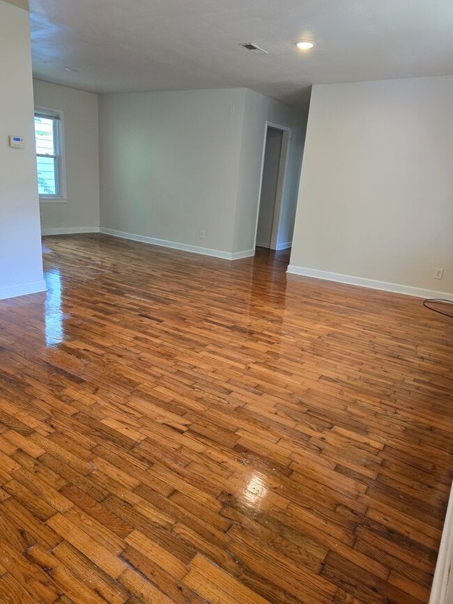 Building Photo - 3 bed/2 bath single- family home