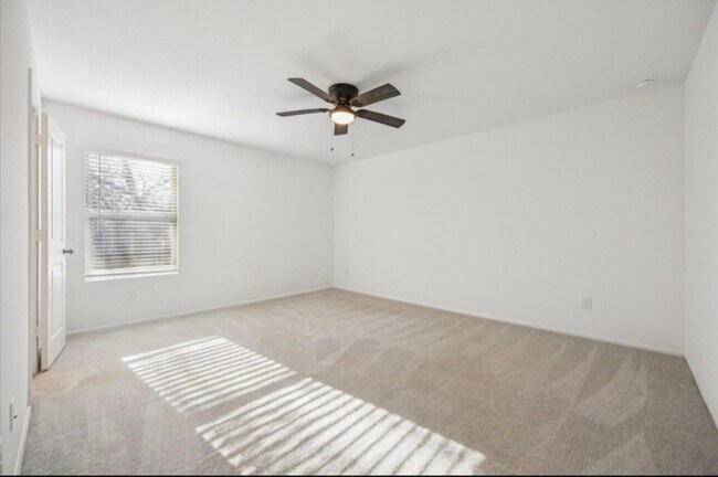 Foto del edificio - 329 Riverwood Village Ln