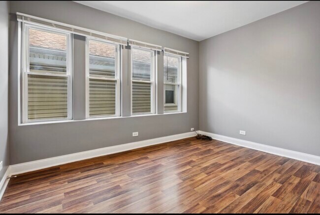Foto del edificio - 7724 S Marshfield Ave