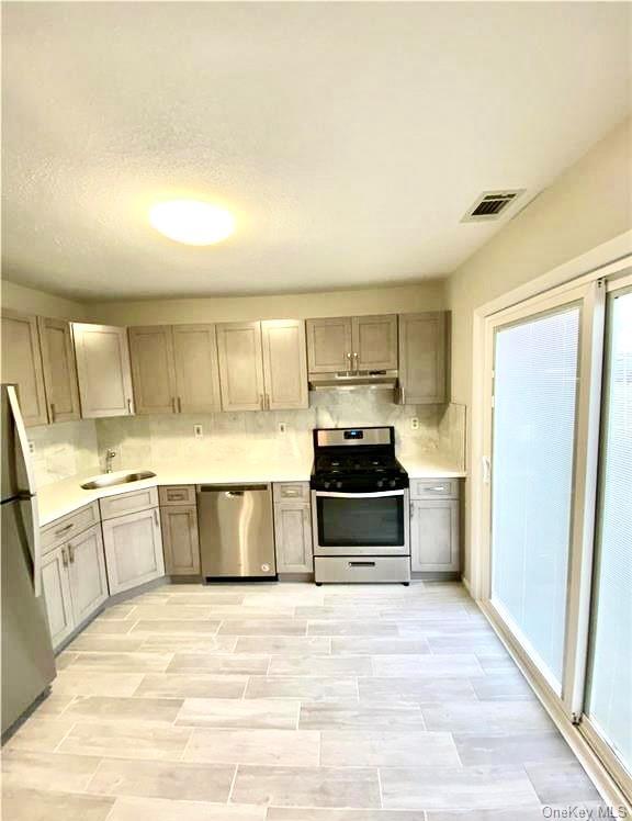 Foto del edificio - 2210 Whispering Hills Dr