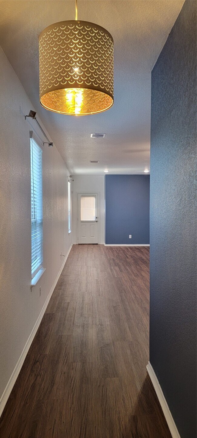 Building Photo - 2106 Benjamin Park