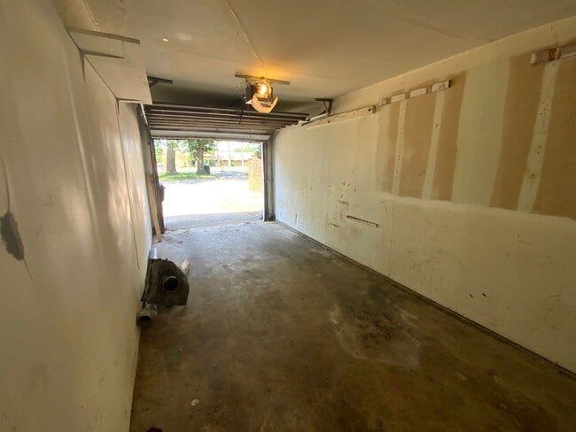 Building Photo - 2800 N Rockwell Ave