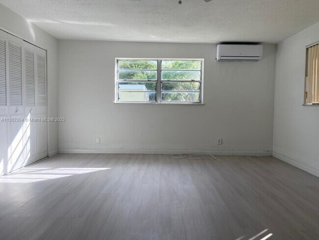 Foto del edificio - 3360 NW 215th St