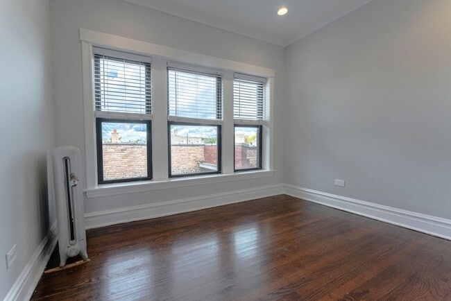 Building Photo - 5847 N Kenmore Ave