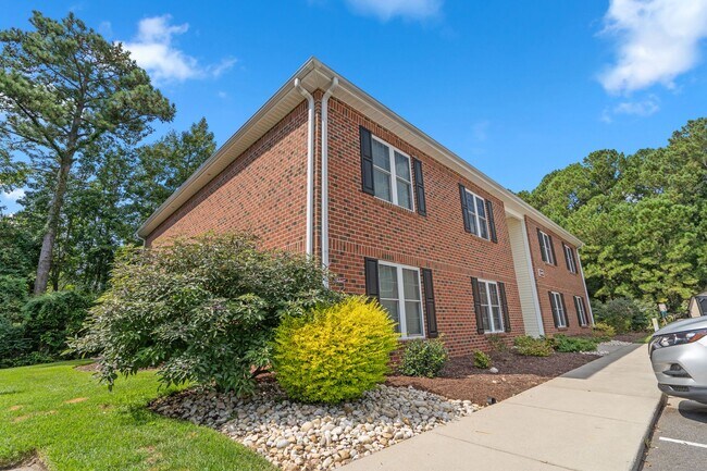 Building Photo - Check out this ??sweetheart?? of a deal!