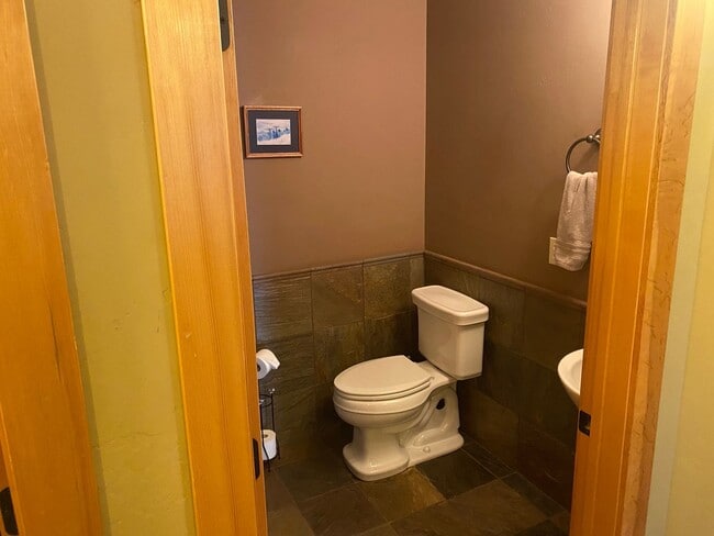 Building Photo - 2 bedroom Whitefish Condo with views and walking distance to City Beach!