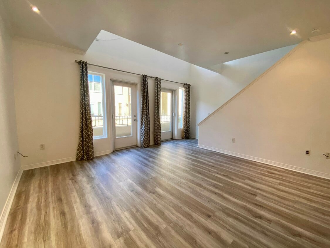 Foto principal - 301 W G St
