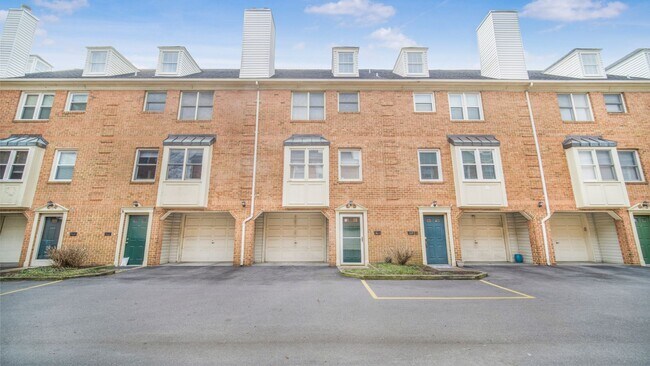 Foto del edificio - UPDATED 2BR/2.5 BA Condo with Garage in th...