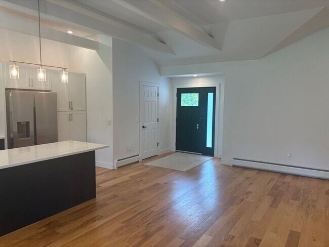 Building Photo - Large modern single-family home for rent.