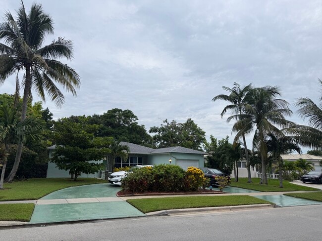 Beautiful Landscape Island - 850 SW 50th Ter