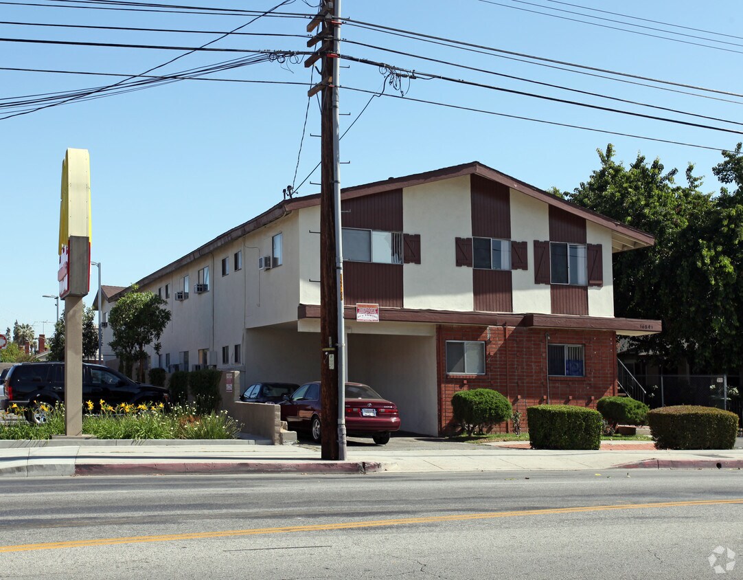 Building Photo - 16841 Vanowen St