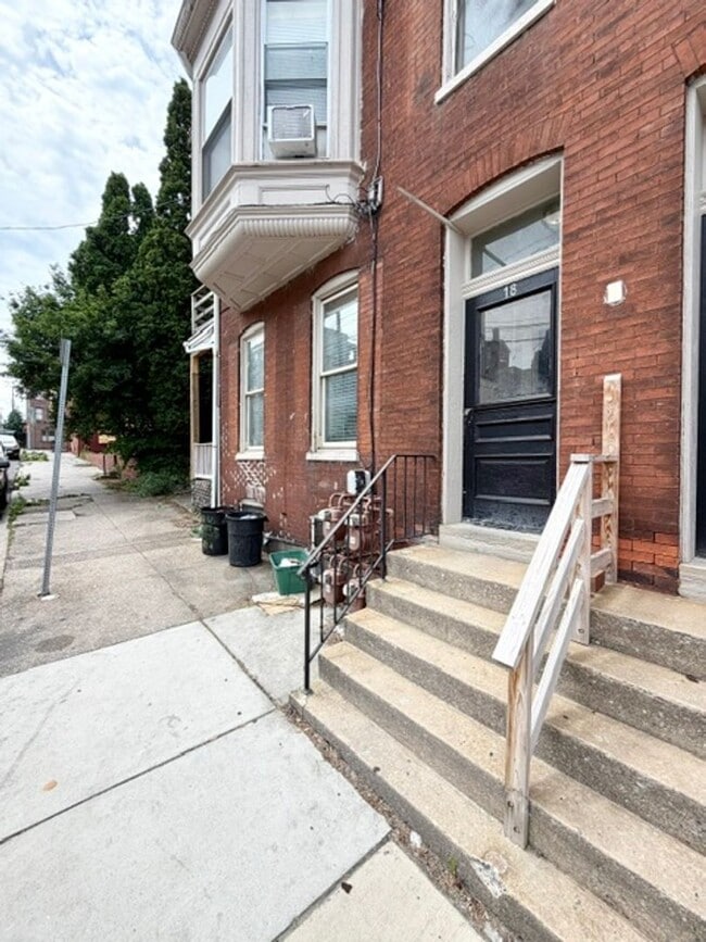 Building Photo - Efficiency Apartment for Rent – Convenient Location