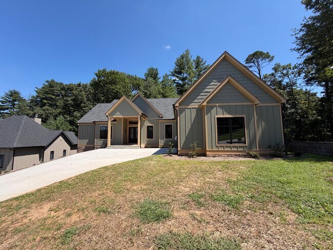 Building Photo - 12 King Heights Dr