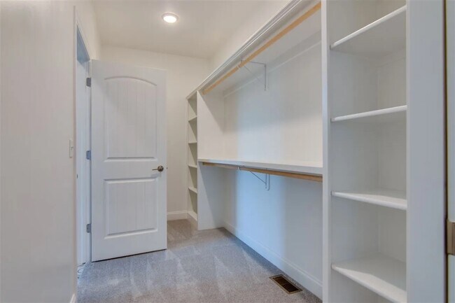 Building Photo - 5510 Colbert Hills Dr