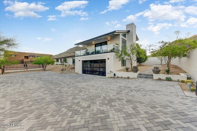 Foto del edificio - 5801 E Surrey Dr