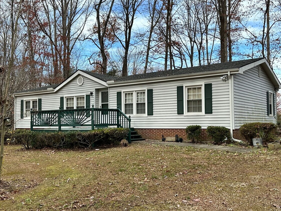 Primary Photo - 3-Bedroom Home Close to Farmville with Who...