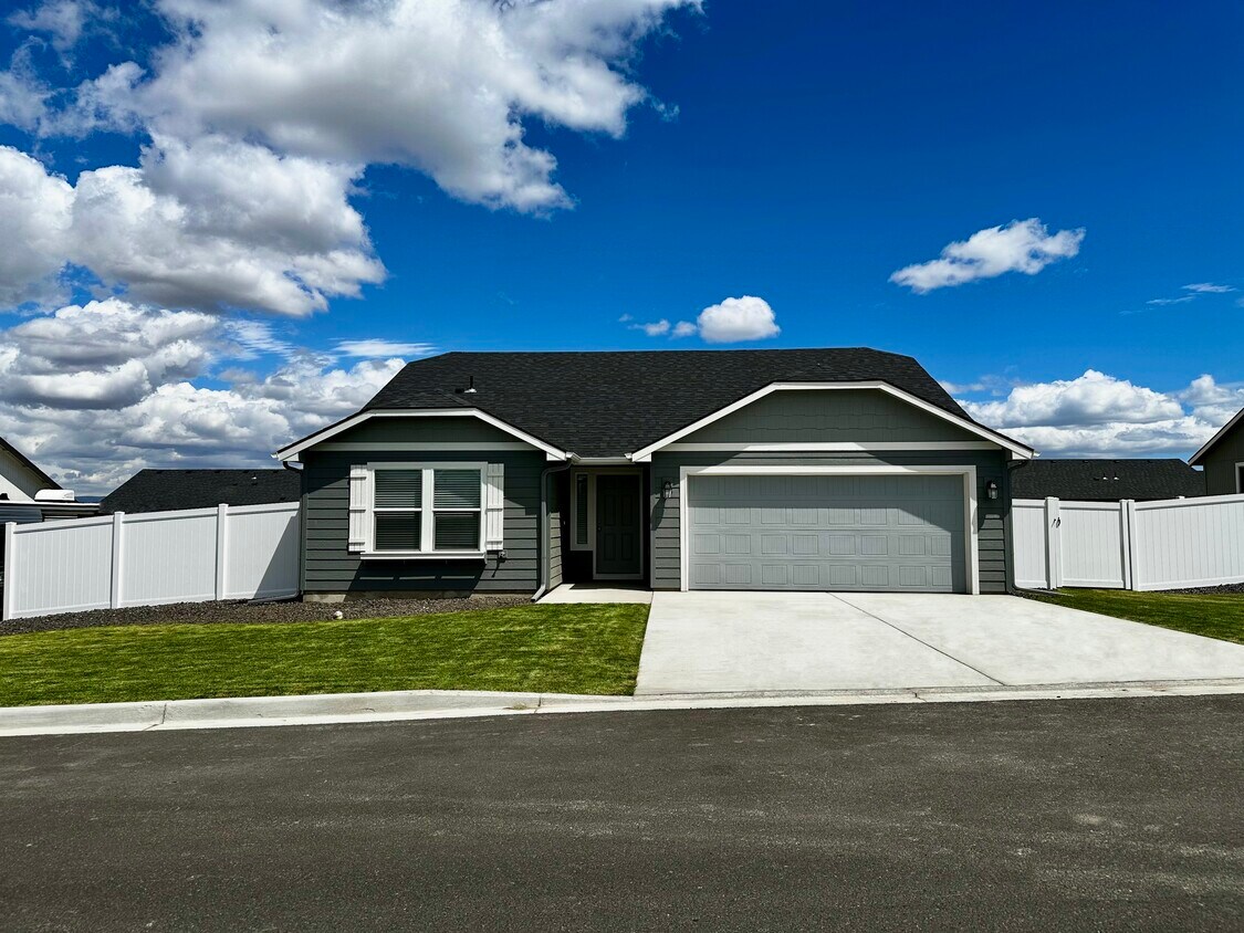 113 Bitters Lp, Grandview, WA 98930 House Rental in Grandview, WA