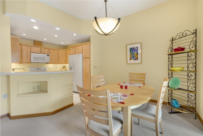 Building Photo - 1bed 1 bath water, sewer garbage & parking included Downtown Bellevue