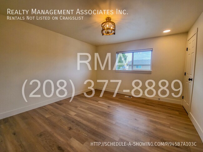 Building Photo - Recently Remodeled