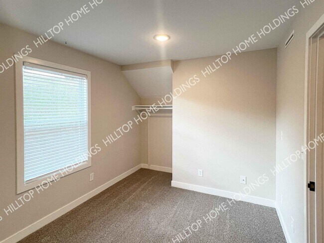 Building Photo - 10 S Oak St