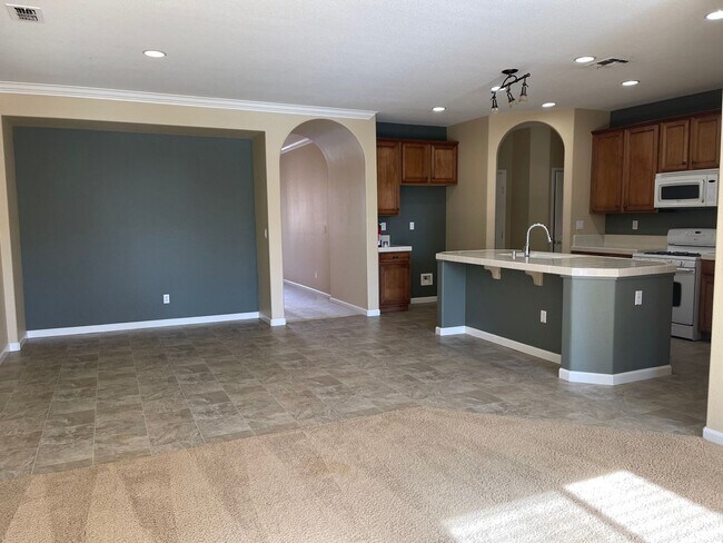 Building Photo - Large, Clean, Neat 3 Bedroom, 2 Bathroom 1900 sqft. Anatolia Home for Lease.