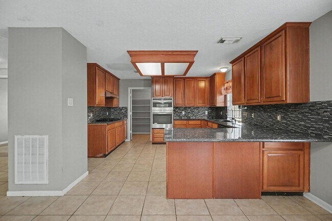Building Photo - 526 Oak Briar Dr