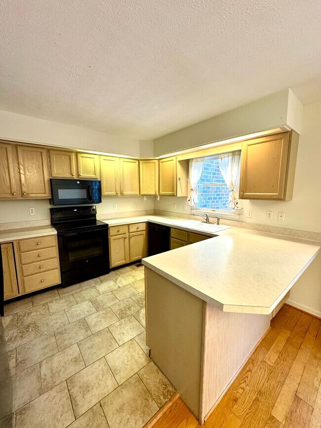 Foto del edificio - Duplex with Basement Garage for Rent