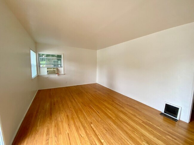 Building Photo - 11641 Magnolia Blvd