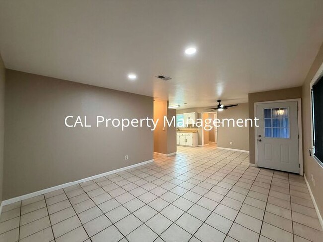 Foto del edificio - Spacious 4-Bedroom Home with 2-Car Garage & Backyard Oasis