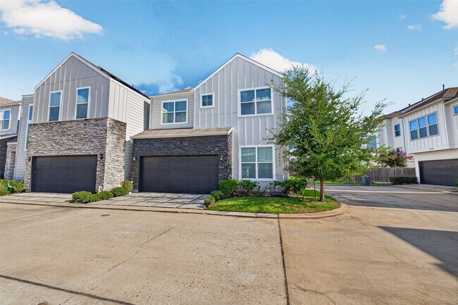 Foto del edificio - 8802 Hollister Pine Ct