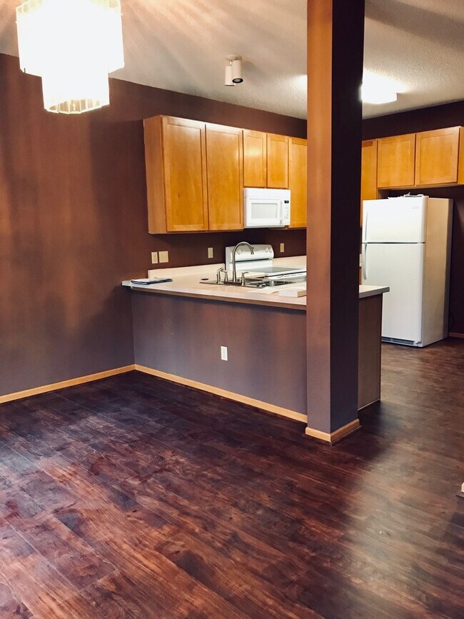 Foto del edificio - End Unit Town home *2Bed with Loft & 1.5Ba...